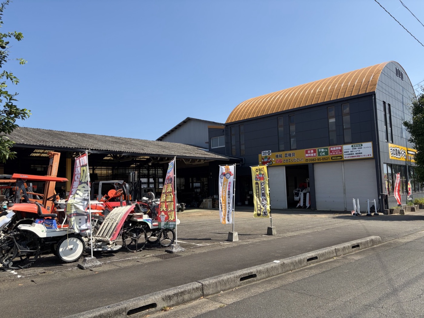 店頭に並ぶ中古農機